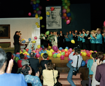 822303 Afbeelding van deelnemers en publiek tijdens het afscheidsfeest van burgemeester mevr. drs. M.W.M. Vos-van ...